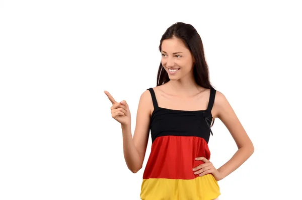 Hermosa chica apuntando hacia un lado. Chica atractiva con la blusa bandera de Alemania . — Foto de Stock