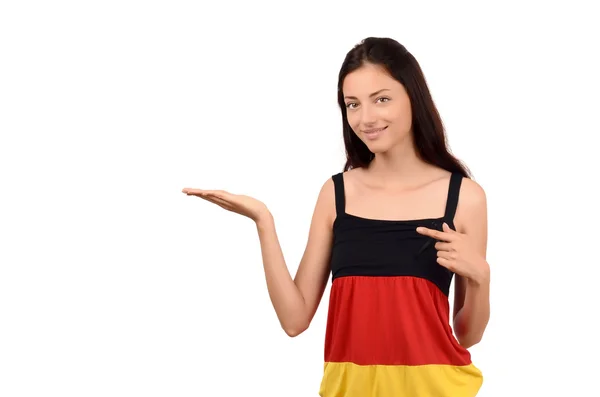 Hermosa chica señalando y mostrando. Chica atractiva con la blusa bandera de Alemania . — Foto de Stock