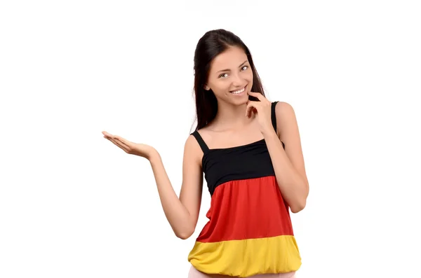 Mooi meisje aan te wijzen en te presenteren. aantrekkelijk meisje met Duitsland vlag blouse. — Stockfoto