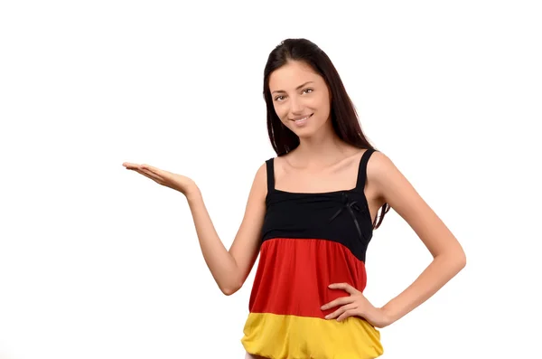 Hermosa chica presentándose. Chica atractiva con la blusa bandera de Alemania . — Foto de Stock