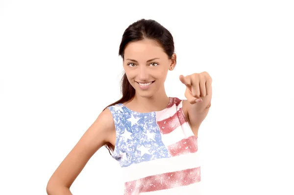 Hermosa chica americana apuntando hacia ti. Chica atractiva con bandera de EE.UU. en su blusa . — Foto de Stock