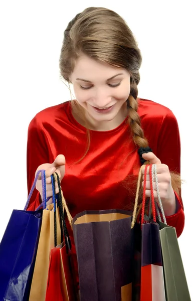 Mujer joven mirando dentro de las bolsas de la compra . — Foto de Stock