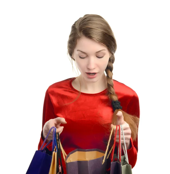 Mujer joven mirando dentro de las bolsas de la compra —  Fotos de Stock