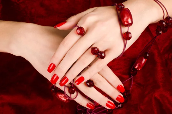 Cerca de hermosas manos femeninas con manicura roja sexy . — Foto de Stock
