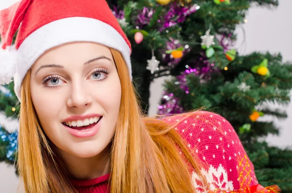 Ritratto di una bella giovane donna con cappello da Babbo Natale sorridente . — Foto Stock