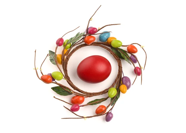 Round easter egg nest decoration with a red egg in the center. — Stock Photo, Image