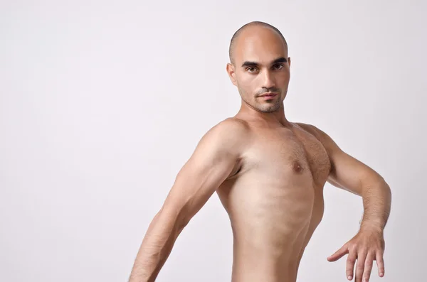 Homem de topless posando estranho, aumentando seu peito . — Fotografia de Stock