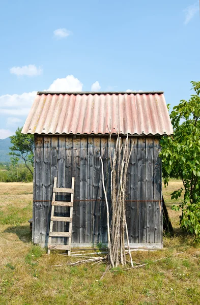 Oude schuur in een tuin. — Stockfoto