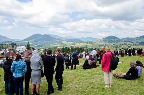 Gathering of many people on a green lawn watching and listening. — Stock Photo, Image