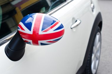bir arabanın üstünde uk bayrağı yan ayna üzerinde kapat.