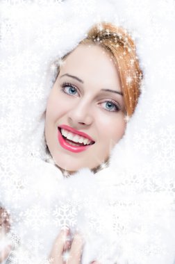 Beyaz kar ile çevrili güzel bir kız mavi gözleri ve kırmızı dudaklar gülümseyen portresi. buz kraliçesi, kar perisi, Pamuk Prenses.