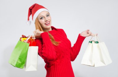 genç kızla mutlu Noel tatili için alışveriş Noel Baba şapkası.