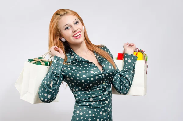 Счастливая молодая женщина делает покупки на праздники . — стоковое фото