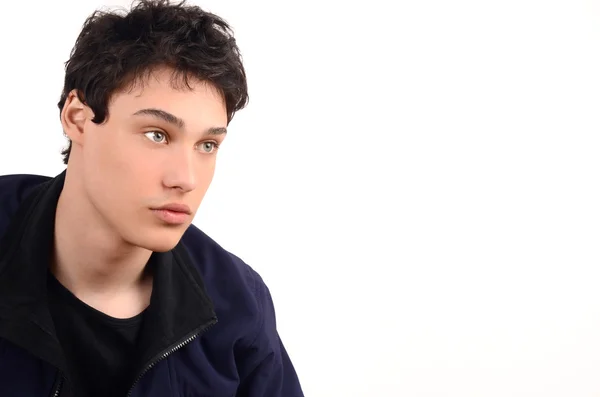 Perfil de un joven guapo y serio mirando hacia un lado. Chico vestido con chaqueta de invierno . — Foto de Stock