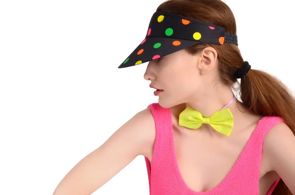 カラフルな水玉を着た女の子点在バイザーの帽子と緑のネオン ボウタイ. — ストック写真