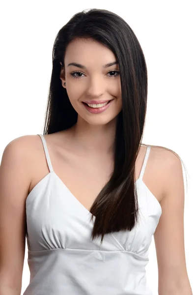 Portréja egy gyönyörű lány, hosszú haja fehér felső. — Stock Fotó