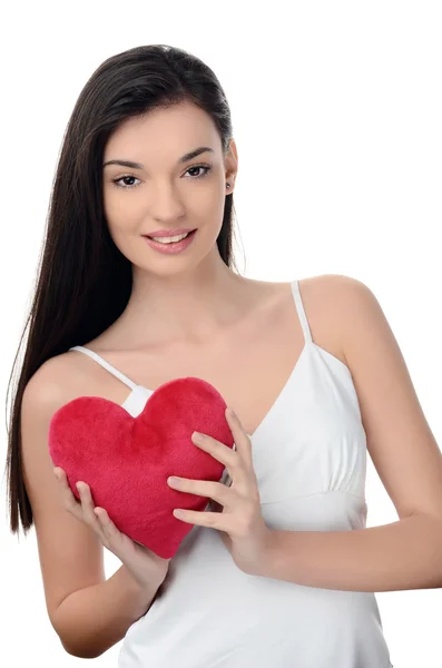 Hermosa chica morena sosteniendo un corazón rojo. Mujer feliz, San Valentín . — Foto de Stock