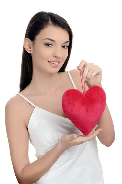 Hermosa chica morena sosteniendo un corazón rojo. Mujer feliz, San Valentín . — Foto de Stock