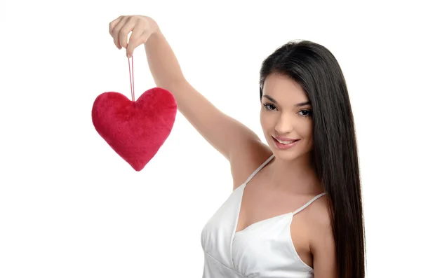 Hermosa chica morena sosteniendo un corazón rojo. Mujer feliz, San Valentín . — Foto de Stock