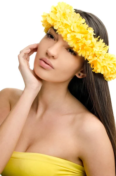 Portret van een sexy vrouw met krans van gele bloemen op het hoofd. — Stockfoto