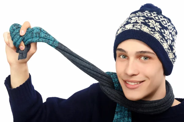 Retrato de un hombre guapo vestido para un invierno frío. Hombre en jersey con sombrero y bufanda . — Foto de Stock