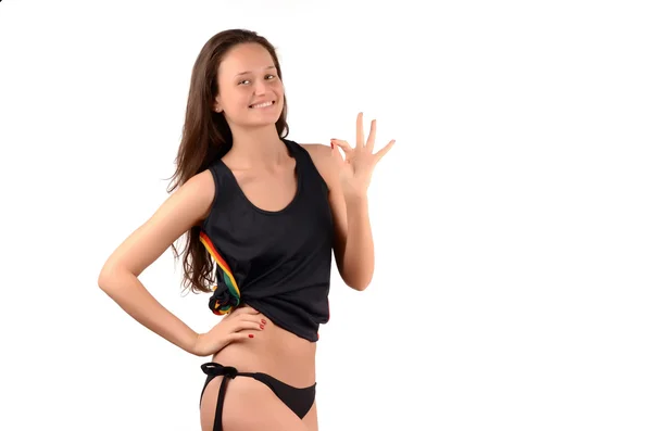 Mädchen signieren okay. Zero-Size-Form. attraktives, glückliches Mädchen in schwarzem Bikini und Tank-Top. — Stockfoto