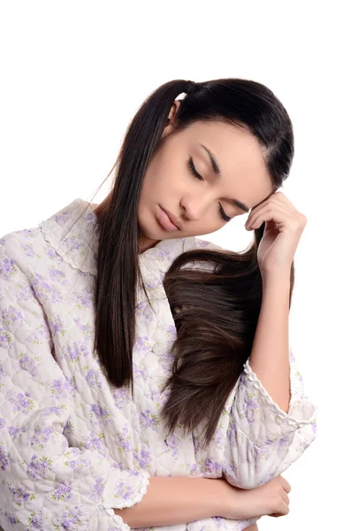 Uma mulher a dormir. Menina bonita em pijama adormecendo . — Fotografia de Stock