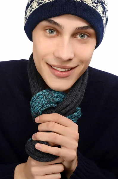 Retrato de un hombre guapo vestido para un invierno frío . — Foto de Stock