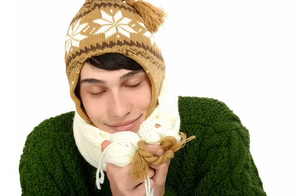 Ritratto di un bell'uomo vestito per un inverno freddo con gli occhi chiusi sognando calde giornate estive. Uomo in maglione con cappello e sciarpa . — Foto Stock