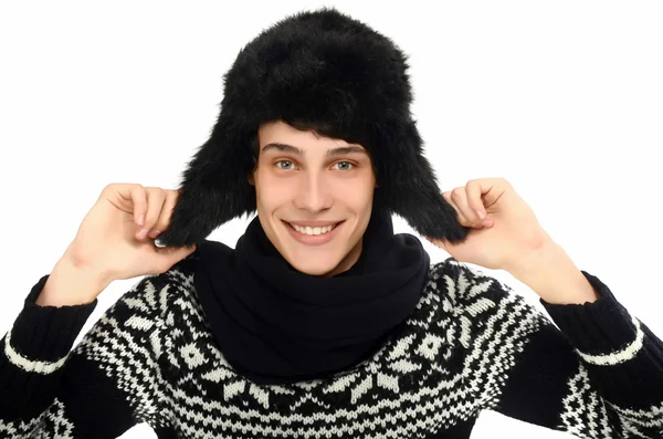 Yakışıklı bir adam portresi, soğuk bir kış için giyinmiş. kar taneleri ile sevimli bir kazak giyen adam. — Stok fotoğraf