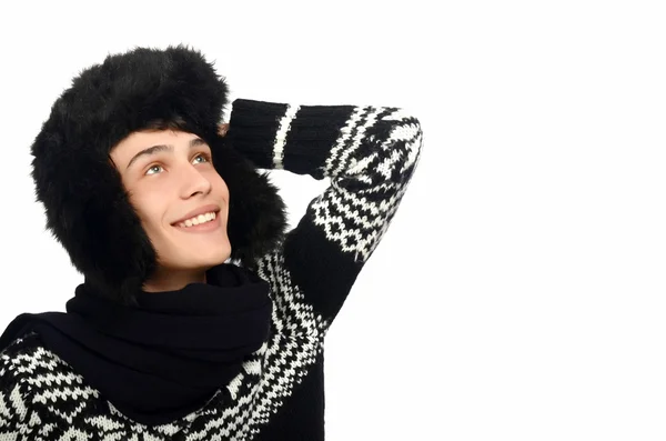 Bonito homem vestido para um inverno frio olhando para cima sorrindo. Homem vestindo um pulôver bonito com flocos de neve . — Fotografia de Stock