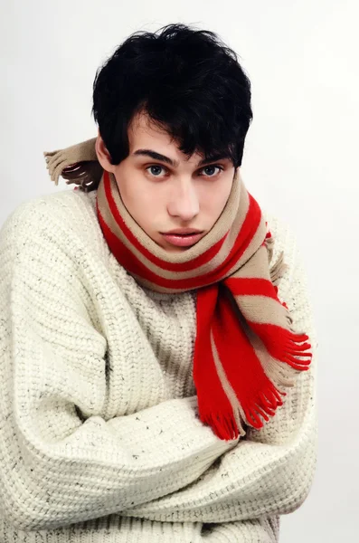 Retrato de um homem bonito vestido para o inverno sentindo frio . — Fotografia de Stock