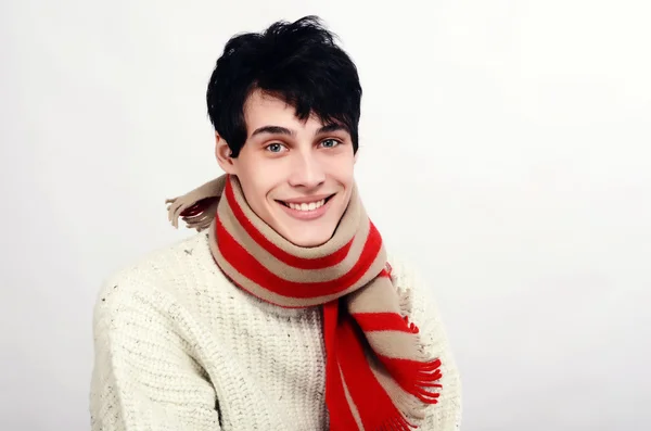 Soğuk bir kış için giyinmiş yakışıklı bir adam portresi. — Stok fotoğraf