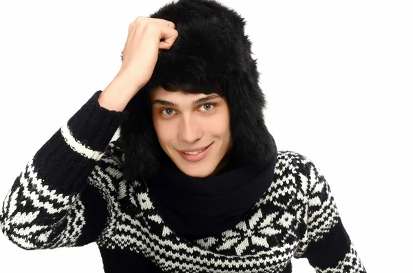 Ritratto di un bell'uomo vestito per un inverno freddo.Uomo che indossa un pullover carino con fiocchi di neve . — Foto Stock