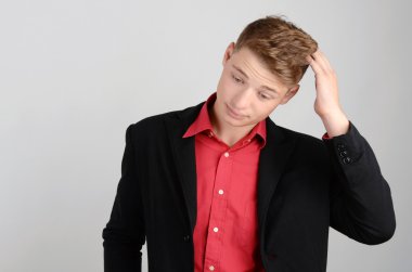 üzüntü, depresyon, mutsuzluk. çatık aşağı başını tutan genç iş adamı. adam düşünüyor.