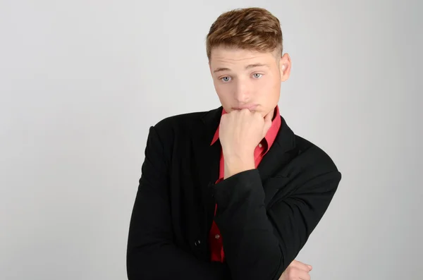 Tristeza, depresión, infelicidad. Joven hombre de negocios con la cabeza fruncida. Hombre pensando y soñando de día . — Foto de Stock