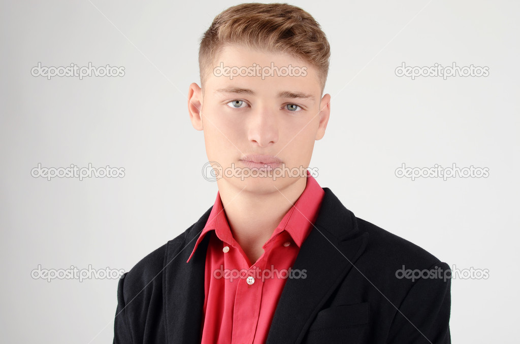 Traje negro con camisa roja sale
