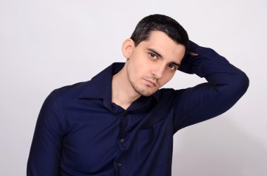 yakışıklı adam eliyle yukarı poz kamera bakıyor.
