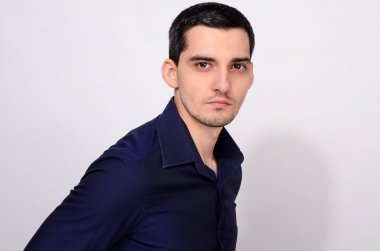 profilden omzunun üzerinden bakarak adam.