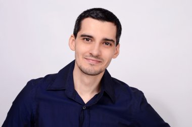 gülümseyerek mutlu bir adam. koyu mavi tişört giyen genç iş adamı portresi.