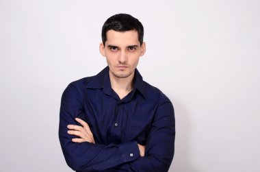 ciddi görünümlü adam ayakta kollarını ile geçti.