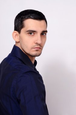 profilden omzunun üzerinden bakarak adam.