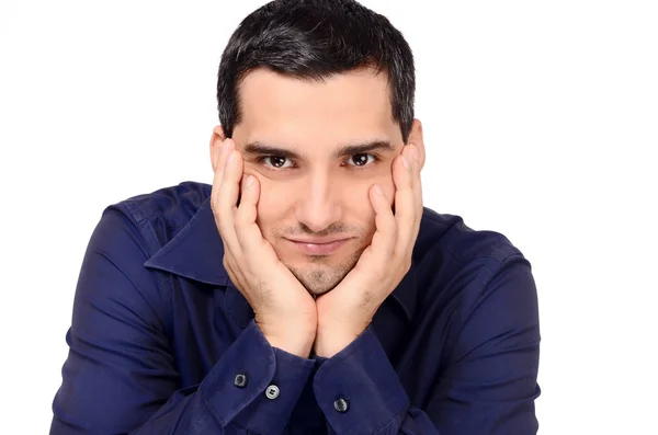 Hombre sentado con la cabeza en los brazos sonriendo . — Foto de Stock