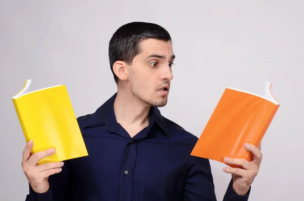 Student op zoek versteld staan van de boeken. verrast leraar. — Stockfoto