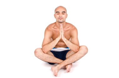 yoga konumumdaki. üstsüz erkek şort oturmuş rahatlatıcı ve yoga yaparken.