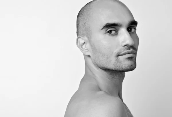 Porträt eines schönen glatzköpfigen Mannes, der über seine Schulter schaut. Profil eines gutaussehenden kaukasischen Mannes mit Glatze. — Stockfoto