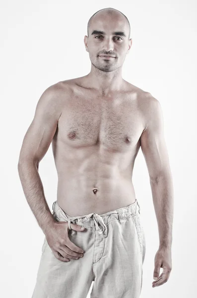 Retrato de un hombre en topless. Culturista mostrando su cuerpo en forma con seis abdominales paquete . —  Fotos de Stock