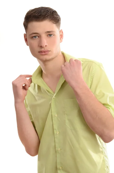 Portret van een jonge trendy man draagt een groen shirt. — Stockfoto