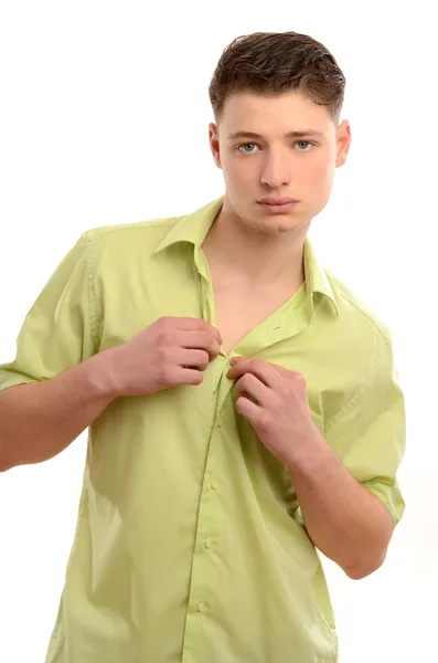 Retrato de un joven hombre de negocios quitándose la camisa verde. Hombre haciendo striptease . — Foto de Stock