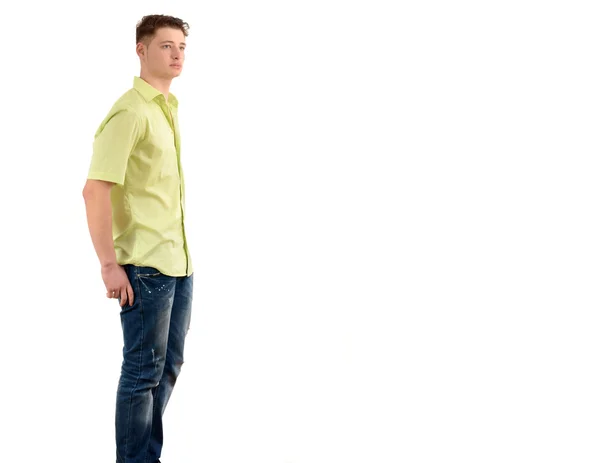 Zrelaksowany człowiek stojący z rękami w kieszeni z profilu patrząc daleko. — Zdjęcie stockowe